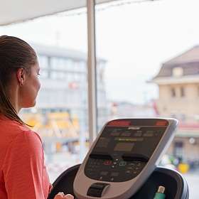 Aktiv Fitness Lausanne Training mit Blick auf Lausanne Bahnhof